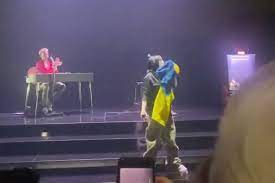 Прапор свободи і мужності. Хто і як у світі підтримав Україну синьо-жовтими прапорами